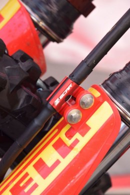 SCAR RACING UCHWYT MOCOWANIE PRZEWODU HAMULCOWEGO PRZÓD HONDA FANTIC RED