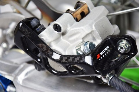 SCAR RACING CARBONOWA OSŁONA HAMULCA TYŁ YAMAHA YZ250F 21-23, YZ250FX 22- SCAR RACING CARBONOWA OSŁONA HAMULCA TYŁ YAMAHA YZ250F 21-23, YZ250FX 22-