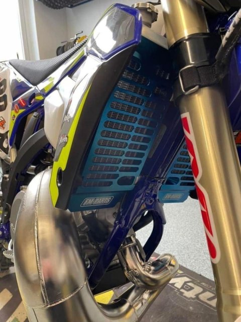 FM-PARTS OSŁONY CHŁODNICY (KRATKI) ALUMINIUM SHERCO '14-'24 KOLOR NIEBIESKI FM-PARTS OSŁONY CHŁODNICY (KRATKI) ALUMINIUM SHERCO '14-'24 KOLOR NIEBIESKI