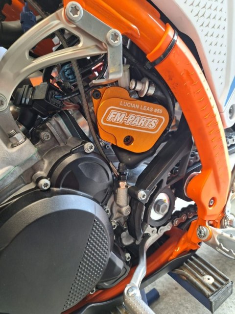 FM-PARTS OSŁONA CZUJNIKA TPS KTM/HUSQVARNA EXC/TE TPI 24 TBI KOLOR CZERWONY FM-PARTS OSŁONA CZUJNIKA TPS KTM/HUSQVARNA EXC/TE TPI 24 TBI KOLOR CZERWONY